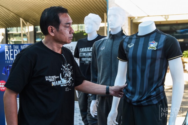 แฟนบอลเลือกซื้อเสื้อที่ช้อปแกรนด์สปอร์ต หัวหมาก 
ก่อนเข้าชมเกม ทีมช้างศึก พบ ออสเตรเลีย