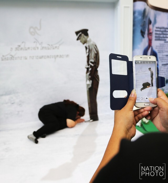 ปชช.ร่วมกราบภาพสามมิติ ในหลวง ร.9 พร้อมถ่ายภาพเป็นที่ระลึก