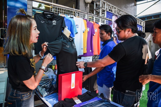 แฟนบอลเลือกซื้อเสื้อที่ช้อปแกรนด์สปอร์ต หัวหมาก 
ก่อนเข้าชมเกม ทีมช้างศึก พบ ออสเตรเลีย