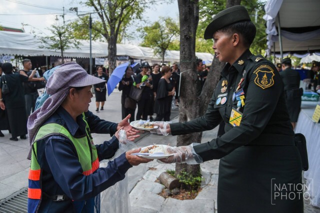 สมเด็จพระบรมฯ โปรดเกล้าฯ นำ"ข้าวปลาซาบะ"มาแจกปชช.ในท้องสนามหลวง