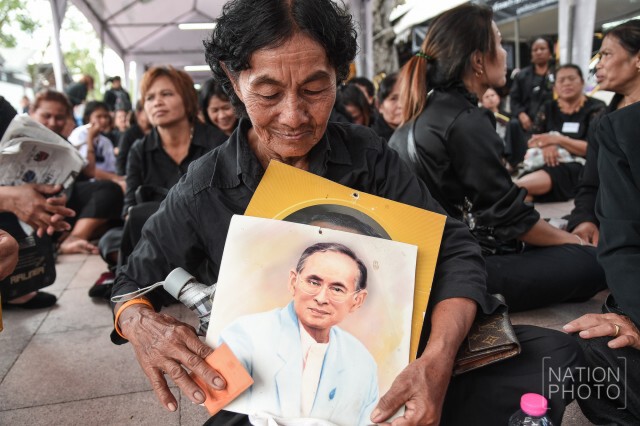 2 คุณยายวัย 87 กับความรู้สึกที่เดินทางมาสักการะพระบรมศพเบื้องหน้าพระบรมโกศ