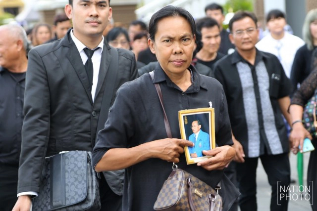 ภาพชุด1 พสกนิกร ต่อแถวรอกราบพระบรมศพเนืองแน่น