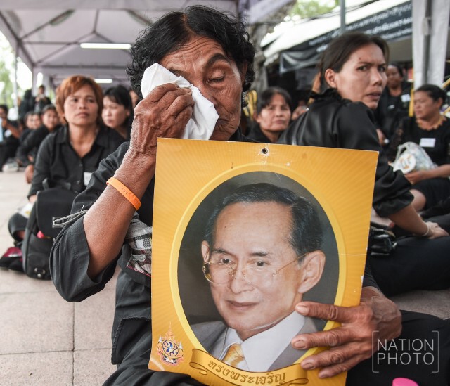 2 คุณยายวัย 87 กับความรู้สึกที่เดินทางมาสักการะพระบรมศพเบื้องหน้าพระบรมโกศ