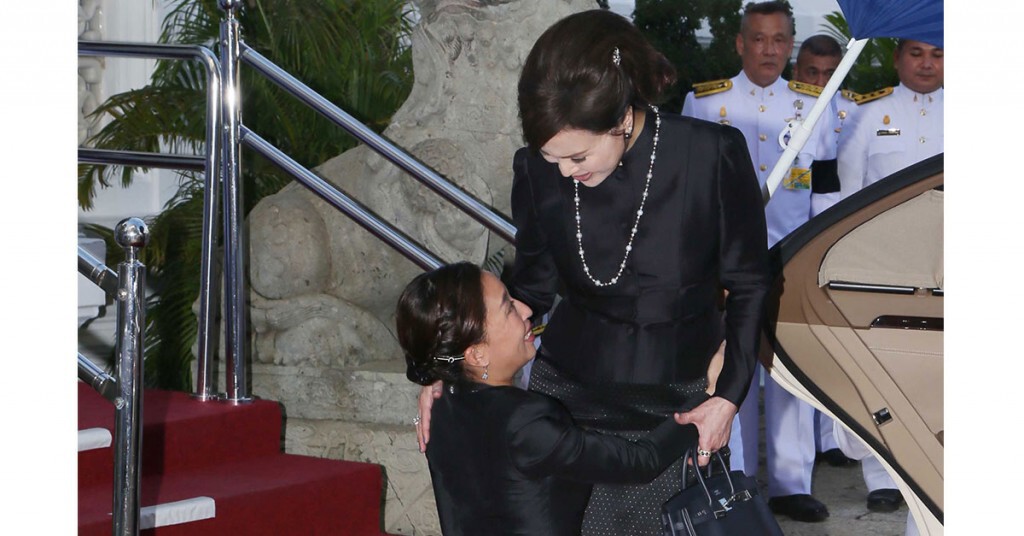 ภาพประทับใจ พระองค์ภาฯ ทรงสวมกอดทูลกระหม่อมหญิงอุบลรัตนฯ ภาพประทับใจ พระองค์ภาฯ ทรงสวมกอดทูลกระหม่อมหญิงอุบลรัตนฯ