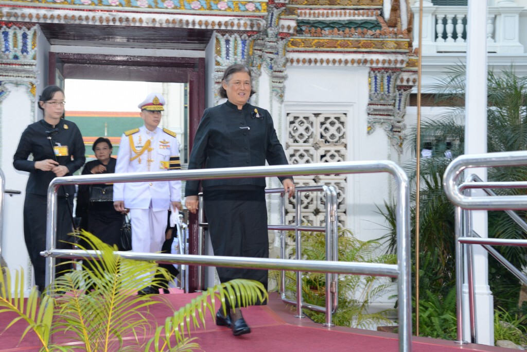 สมเด็จพระเทพฯ เสด็จฯ ถวายภัตตาหารเช้าแด่พระภิกษุสงฆ์