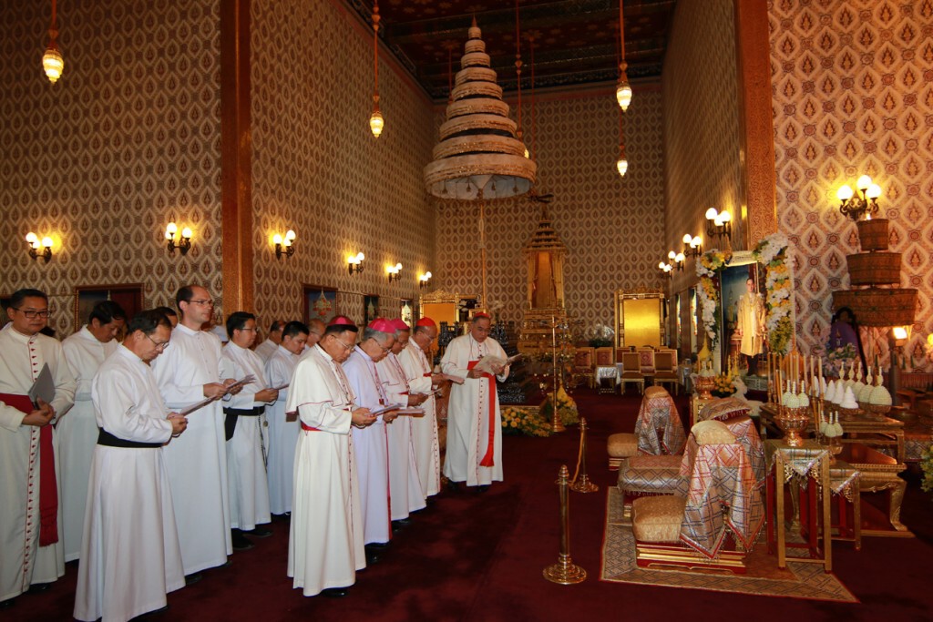 โรมันคาทอลิก ถวายคำนับและสักการะพระบรมศพ โรมันคาทอลิก ถวายคำนับและสักการะพระบรมศพ