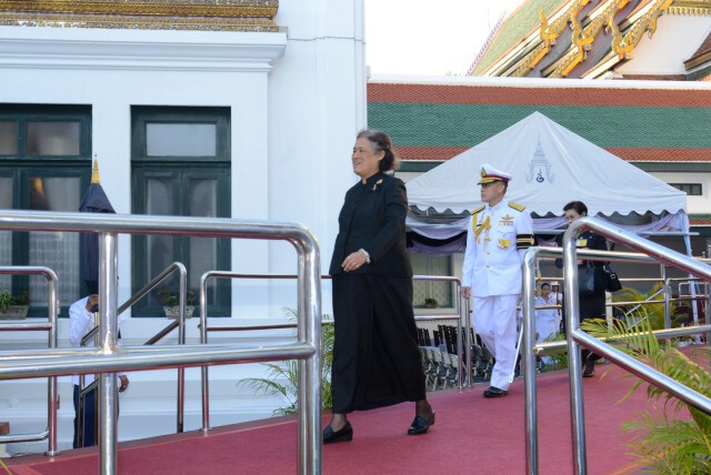 สมเด็จพระเทพฯ เสด็จฯ ถวายภัตตาหารเช้าแด่พระภิกษุสงฆ์