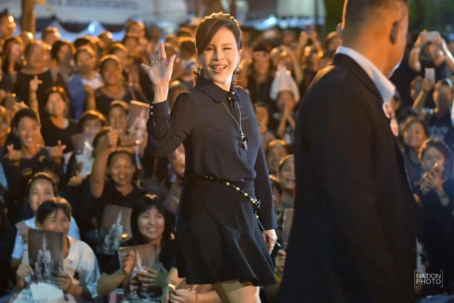 ทูลกระหม่อมหญิงอุบลรัตนราชกัญญาฯ เสด็จทรงประทานพระบรมฉายาลักษณ์-ร่ม-อาหารว่างให้กับพสกนิกร