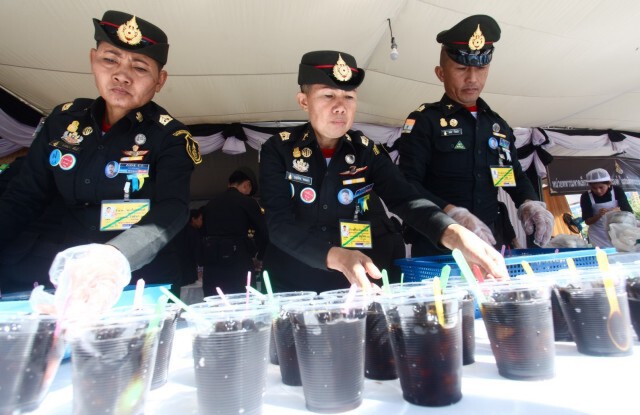สมเด็จพระบรมฯ โปรดเกล้าฯ นำ"เฉาก๊วยชากังราว" แจก ปชช.ที่ท้องสนามหลวง