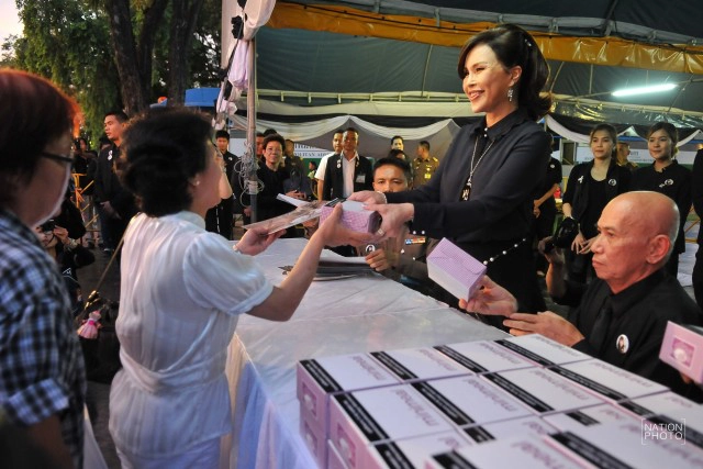 ทูลกระหม่อมหญิงอุบลรัตนราชกัญญาฯ เสด็จทรงประทานพระบรมฉายาลักษณ์-ร่ม-อาหารว่างให้กับพสกนิกร