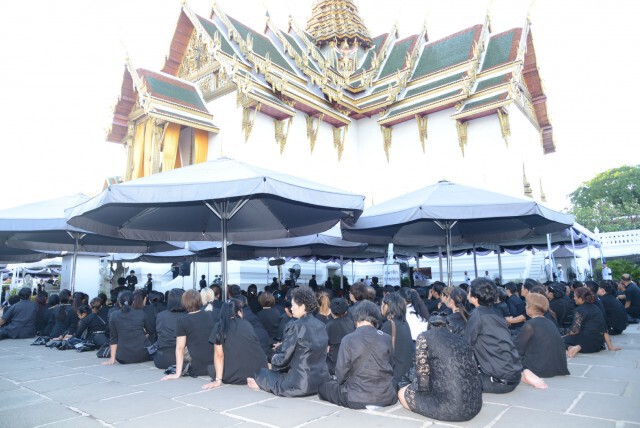 สมเด็จพระเทพฯ เสด็จฯ ถวายภัตตาหารเช้าแด่พระภิกษุสงฆ์