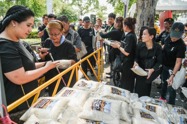 โครงการทำดีเพื่อพ่อ แจกข้าวหอมมะลิ 3 ตัน ช่วยเหลือชาวนา