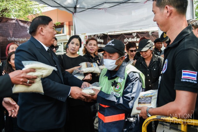 โครงการทำดีเพื่อพ่อ แจกข้าวหอมมะลิ 3 ตัน ช่วยเหลือชาวนา