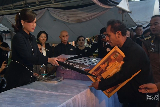 ทูลกระหม่อมหญิงอุบลรัตนราชกัญญาฯ เสด็จทรงประทานพระบรมฉายาลักษณ์-ร่ม-อาหารว่างให้กับพสกนิกร