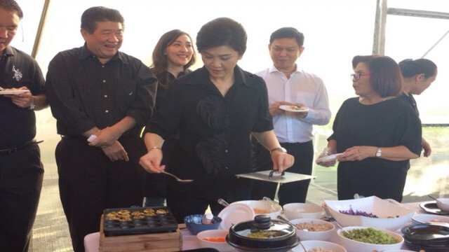 "ยิ่งลักษณ์"ควงแกนนำพรรคเพื่อไทย
จัดอีเว้นท์ปรุงอาหารแปรรูปจากข้าว
หวังดันราคาข้าวสูงขึ้น