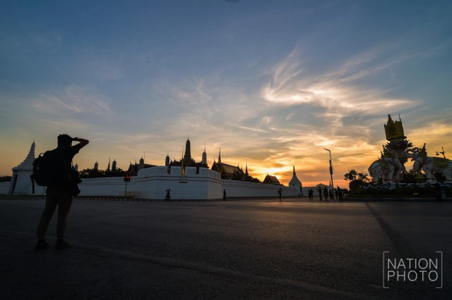 เมื่ออาทิตย์อัสดง ณ พระบรมมหาราชวัง