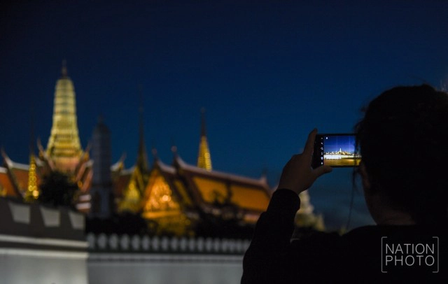 เมื่ออาทิตย์อัสดง ณ พระบรมมหาราชวัง