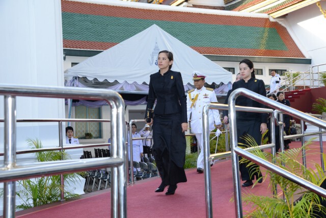 สมเด็จพระเทพฯ เสด็จฯ ถวายภัตตาหารเช้าแด่พระภิกษุสงฆ์