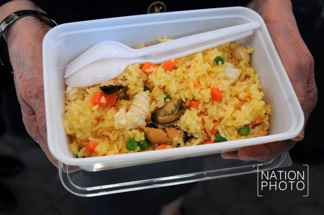 "ฟ้าหญิงจุฬาภรณ์" พระราชทานข้าวผัดสเปน แก่พสนิกรเดินทางกราบถวายบังคมพระบรมศพ