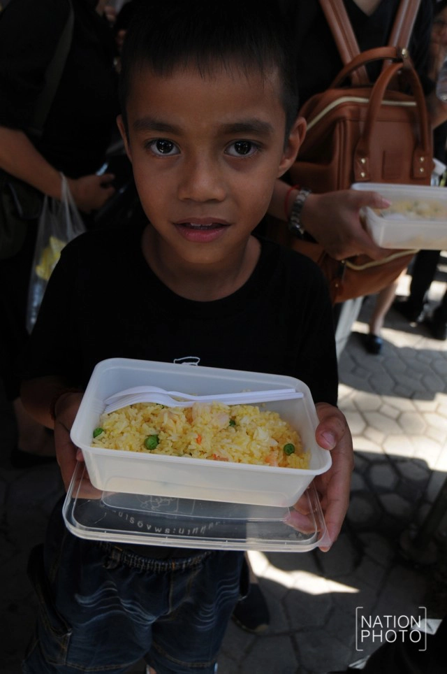 "ฟ้าหญิงจุฬาภรณ์" พระราชทานข้าวผัดสเปน แก่พสนิกรเดินทางกราบถวายบังคมพระบรมศพ