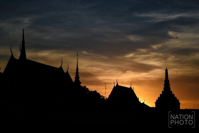 เมื่ออาทิตย์อัสดง ณ พระบรมมหาราชวัง