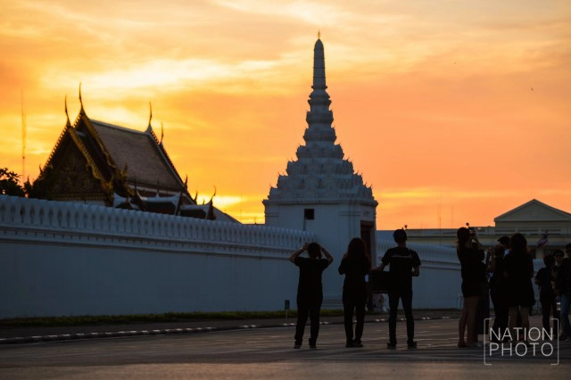 เมื่ออาทิตย์อัสดง ณ พระบรมมหาราชวัง