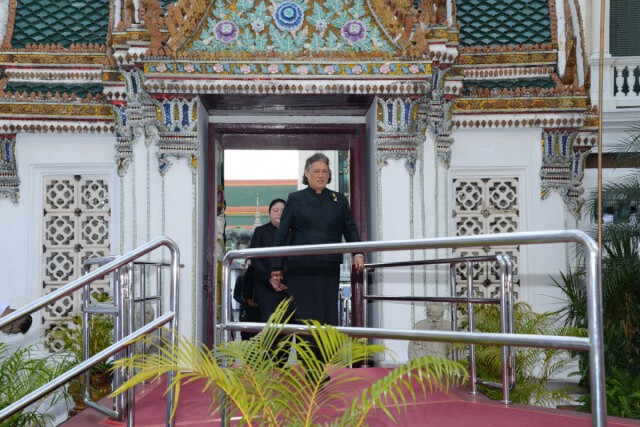 สมเด็จพระเทพฯ เสด็จฯ ถวายภัตตาหารเช้าแด่พระภิกษุสงฆ์