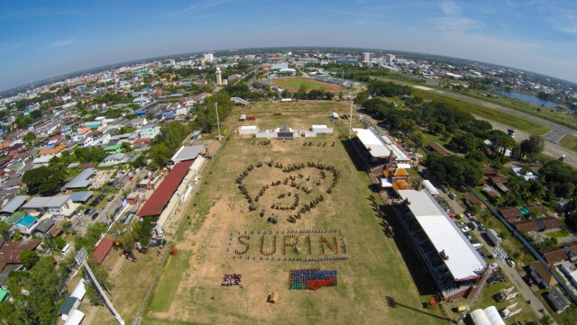ภาพมุมสูง ช้างกว่า 300 เชือก แปรอักษรเป็นรูปเลขเก้าล้อมรอบด้วยหัวใจ