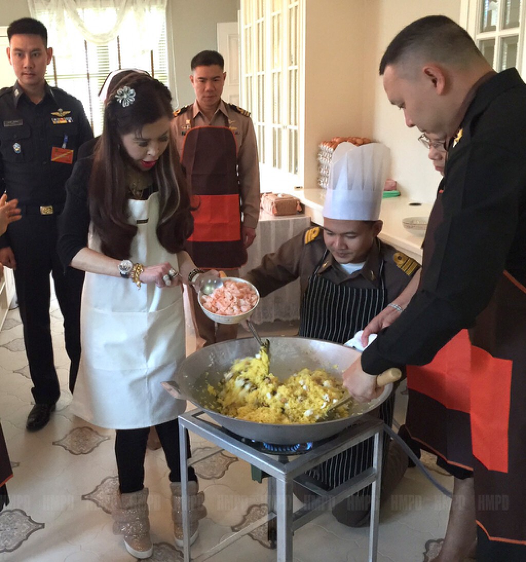 "ฟ้าหญิงจุฬาภรณ์" ทรงประกอบอาหารพระราชทานแก่ราษฎร "ฟ้าหญิงจุฬาภรณ์" ทรงประกอบอาหารพระราชทานแก่ราษฎร
