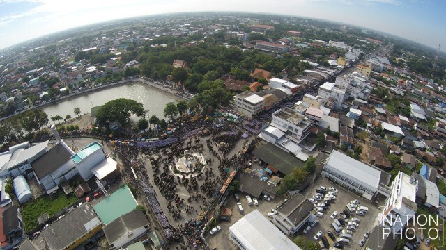 ภาพมุมสูง "ชาวสุรินทร์ - ช้าง189 เชือก" แปรอักษรถวายอาลัยในหลวงร.๙