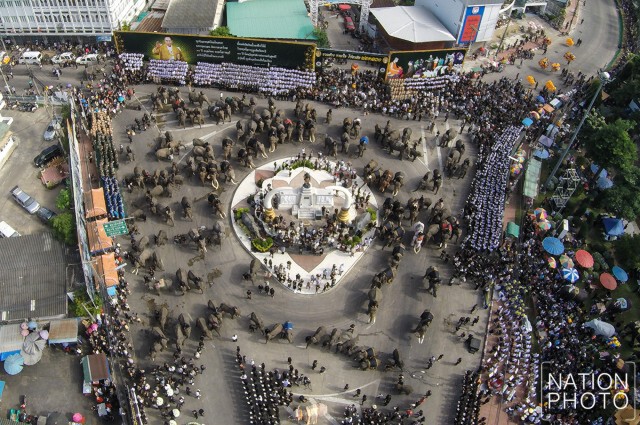 ภาพมุมสูง "ชาวสุรินทร์ - ช้าง189 เชือก" แปรอักษรถวายอาลัยในหลวงร.๙