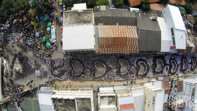 ภาพมุมสูง "ชาวสุรินทร์ - ช้าง189 เชือก" แปรอักษรถวายอาลัยในหลวงร.๙