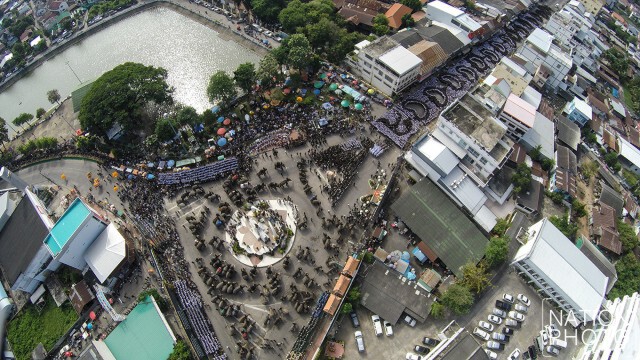 ภาพมุมสูง "ชาวสุรินทร์ - ช้าง189 เชือก" แปรอักษรถวายอาลัยในหลวงร.๙