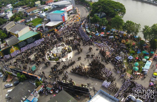 ภาพมุมสูง "ชาวสุรินทร์ - ช้าง189 เชือก" แปรอักษรถวายอาลัยในหลวงร.๙