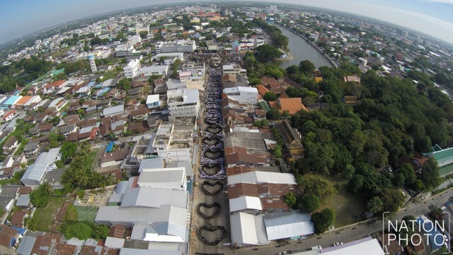 ภาพมุมสูง "ชาวสุรินทร์ - ช้าง189 เชือก" แปรอักษรถวายอาลัยในหลวงร.๙