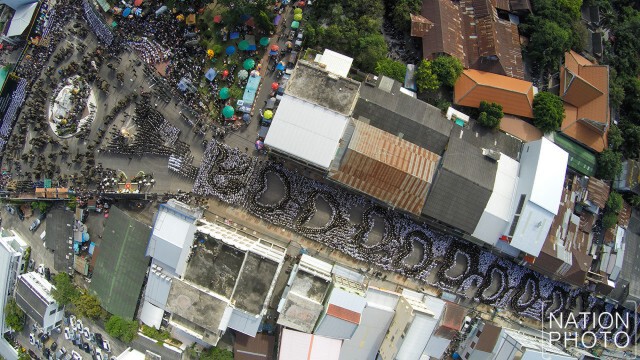 ภาพมุมสูง "ชาวสุรินทร์ - ช้าง189 เชือก" แปรอักษรถวายอาลัยในหลวงร.๙