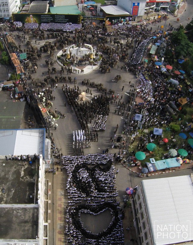 ภาพมุมสูง "ชาวสุรินทร์ - ช้าง189 เชือก" แปรอักษรถวายอาลัยในหลวงร.๙