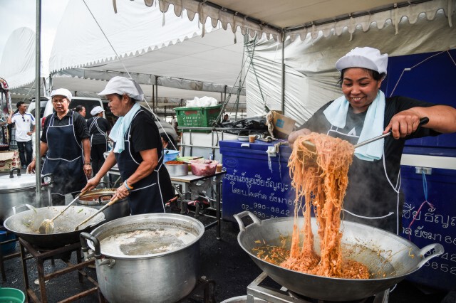 สมเด็จพระบรมฯ โปรดเกล้าฯ นำ "ผัดหมี่" มาแจกปชช.ที่ท้องสนามหลวง