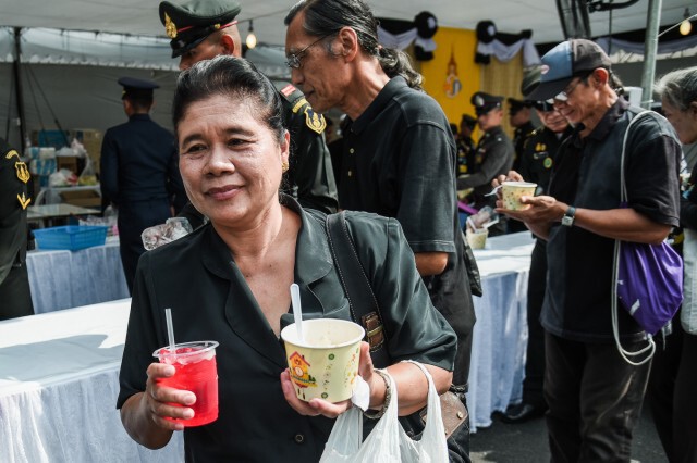 สมเด็จพระบรมฯ โปรดเกล้าฯ นำ "ผัดหมี่" มาแจกปชช.ที่ท้องสนามหลวง