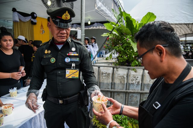 สมเด็จพระบรมฯ โปรดเกล้าฯ นำ "ผัดหมี่" มาแจกปชช.ที่ท้องสนามหลวง