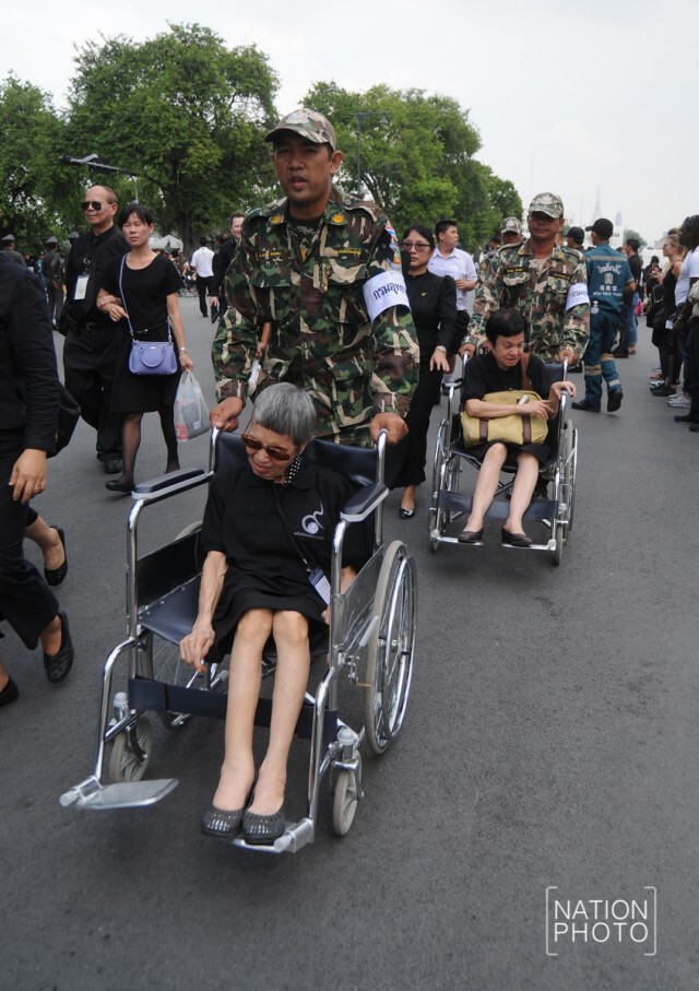 กลุ่มผู้พิการทางสายตา เดินทางมากราบสักการะพระบรมศพ