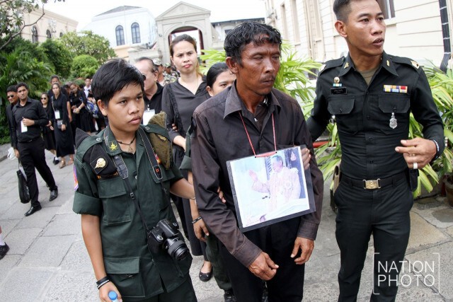 โรงเรียนสอนคนตาบอดกรุงเทพฯ พาผู้พิการทางสายตา เข้ากราบถวายสักการะพระบรมศพ