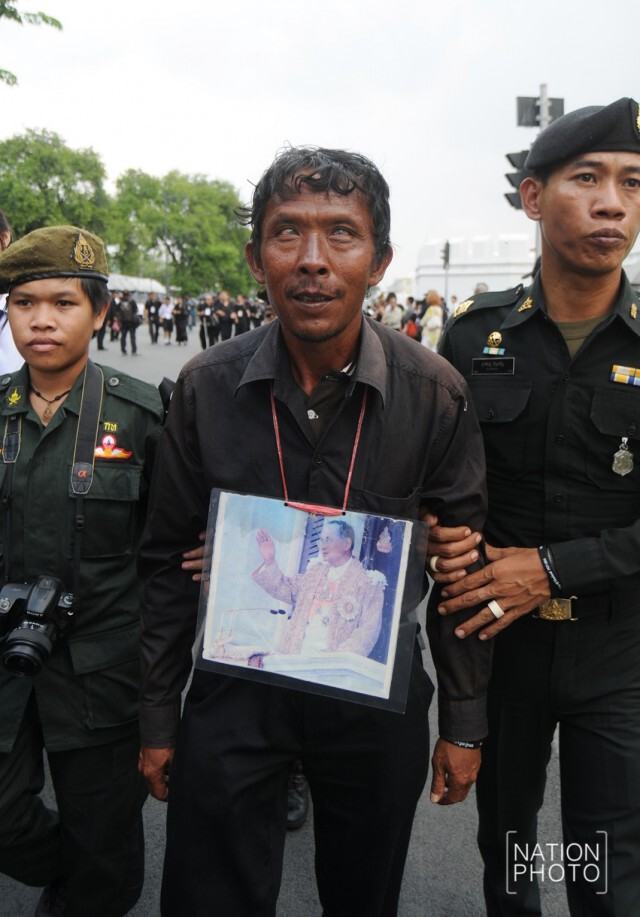 กลุ่มผู้พิการทางสายตา เดินทางมากราบสักการะพระบรมศพ