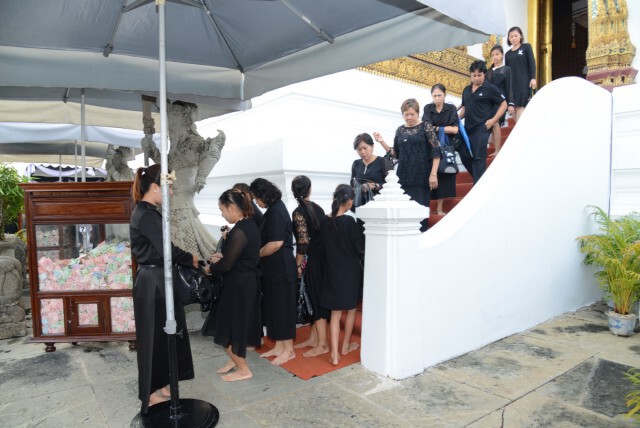 สมเด็จพระเทพฯ เสด็จฯ ถวายภัตตาหารเช้าแด่พระภิกษุสงฆ์