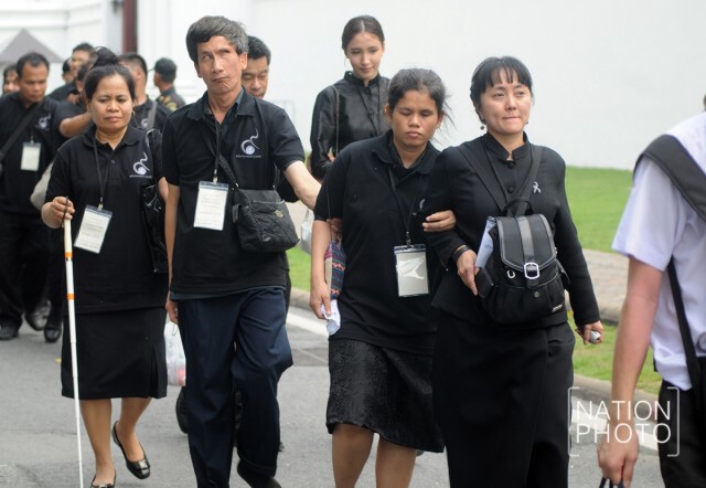 กลุ่มผู้พิการทางสายตา เดินทางมากราบสักการะพระบรมศพ