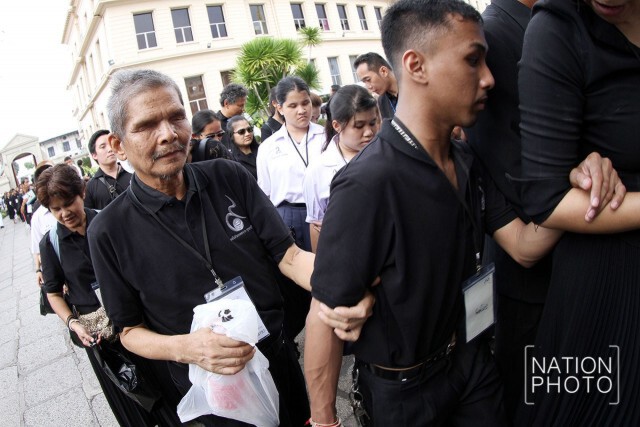 โรงเรียนสอนคนตาบอดกรุงเทพฯ พาผู้พิการทางสายตา เข้ากราบถวายสักการะพระบรมศพ