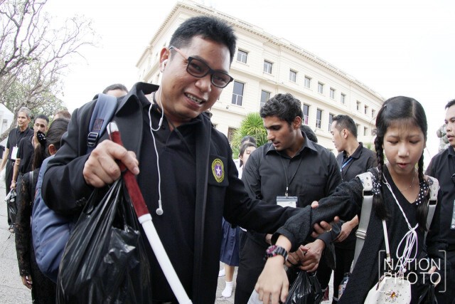โรงเรียนสอนคนตาบอดกรุงเทพฯ พาผู้พิการทางสายตา เข้ากราบถวายสักการะพระบรมศพ
