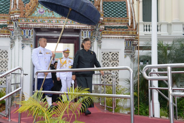 สมเด็จพระเทพฯ เสด็จฯ ถวายภัตตาหารเช้าแด่พระภิกษุสงฆ์
