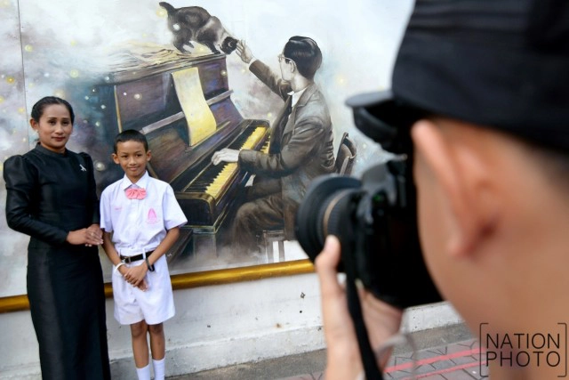 "น้องพีท" วัย 10 ขวบ บริการถ่ายรูปฟรี หน้าม.ศิลปากร