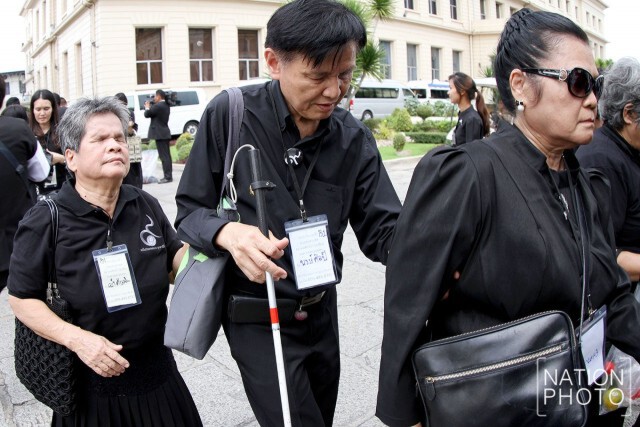 โรงเรียนสอนคนตาบอดกรุงเทพฯ พาผู้พิการทางสายตา เข้ากราบถวายสักการะพระบรมศพ